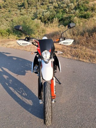 Moto UM DSR 125 Supermotard