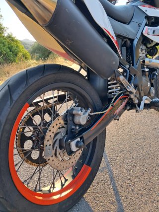 Moto UM DSR 125 Supermotard