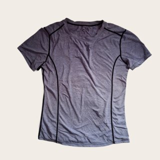 Camiseta deportiva gris con detalles negros