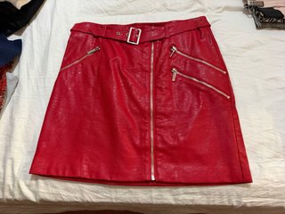 Falda roja efecto piel con cremalleras