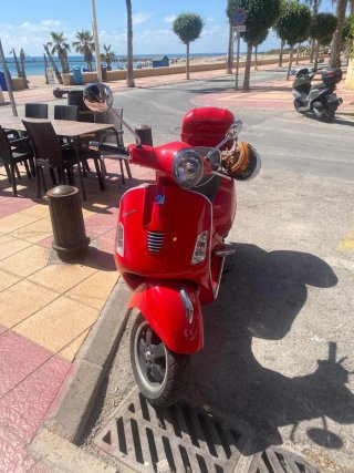 Vespa 300 GTS Roja