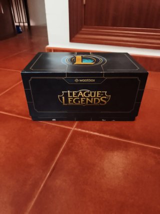 Caja temática y pin LOL 10 aniversario
