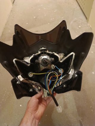 Careta de moto con intermitentes y luces.
