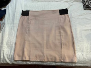 Falda rosa con cinturilla negra