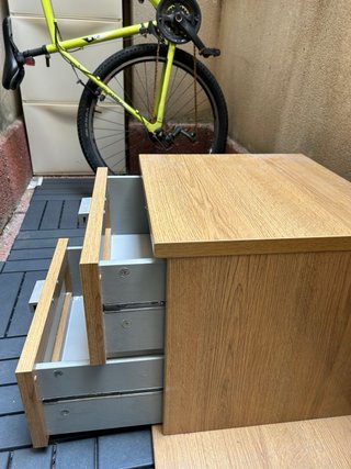 Mesitas de noche de madera. En buen estado