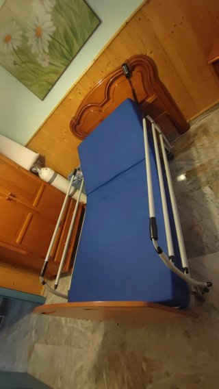 Cama geriátrica articulada con carro elevador