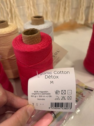 Ovillos de Organic Cotton Detox CASASOL y aguja.