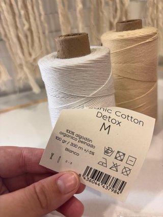 Ovillos de Organic Cotton Detox CASASOL y aguja.