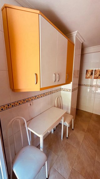 Cocina modular amarilla y blanca