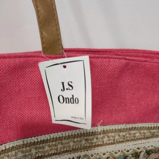 Bolso grande rosa con detalles étnicos