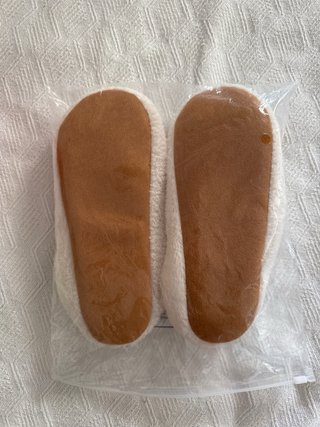 Pantuflas de casa blancas con corazones rojos