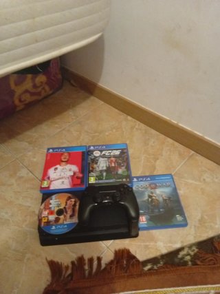 Consola PS4 con juegos y mando Solo en persona
