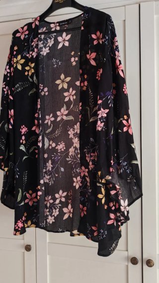 Camisola Stradivarius flores