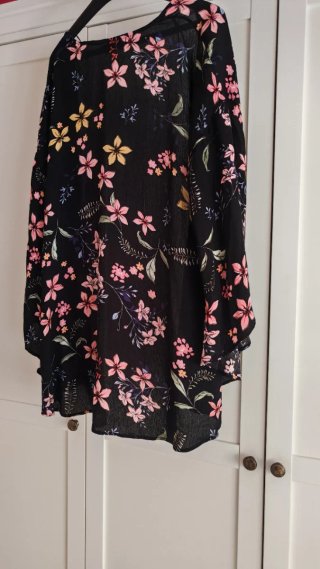 Camisola Stradivarius flores