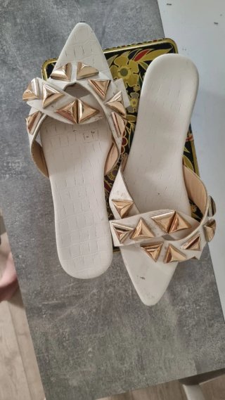 Sandalias planas blancas con tachuelas doradas