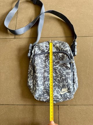 Riñonera Nike Estampada Gris