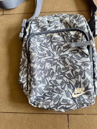 Riñonera Nike Estampada Gris