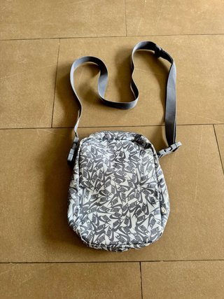 Riñonera Nike Estampada Gris