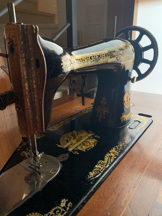 Máquina de coser Singer antigua con tapa