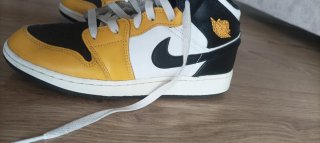 Nike Air Jordan 1 Mid Amarillo Negro