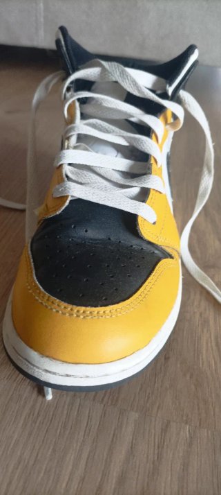 Nike Air Jordan 1 Mid Amarillo Negro