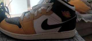 Nike Air Jordan 1 Mid Amarillo Negro