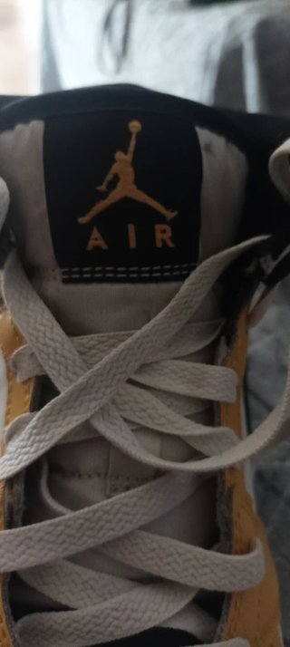 Nike Air Jordan 1 Mid Amarillo Negro