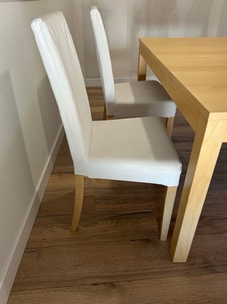 Mesa extensible madera + 4 sillas blancas
