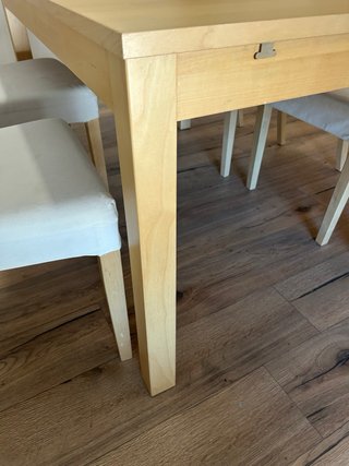 Mesa extensible madera + 4 sillas blancas