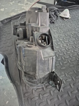 Faro Izquierdo Peugeot Rifter patillas reparada