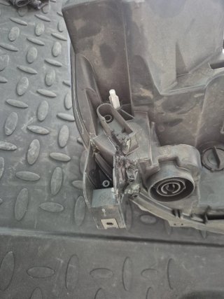 Faro Izquierdo Peugeot Rifter patillas reparada