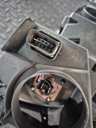 Faro Izquierdo Peugeot Rifter patillas reparada