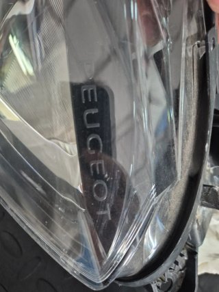 Faro Izquierdo Peugeot Rifter patillas reparada