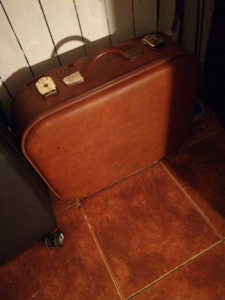 Maleta Clásica Marrón con Llaves
