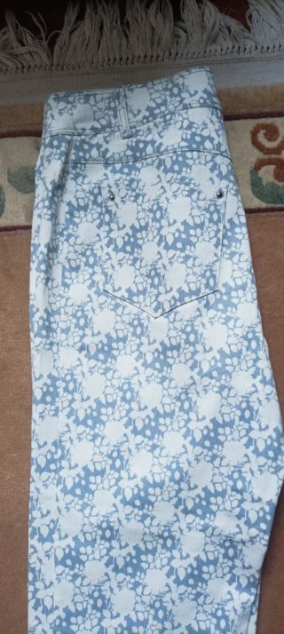 Pantalones estampados grises y blancos