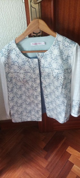 Pantalones estampados grises y blancos