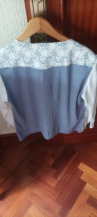 Pantalones estampados grises y blancos
