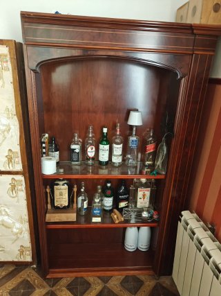 Estantería de madera con cajonera