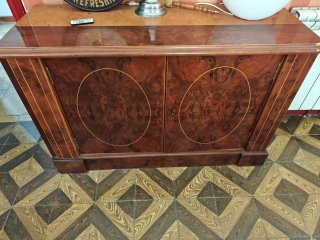 Estantería de madera con cajonera