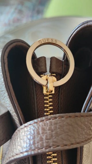Borsa Guess Chic e versatile marrone