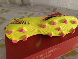 Botas de fútbol Puma amarillas y rosas