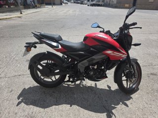 Moto Bajaj Pulsar NS125 Roja y Negra