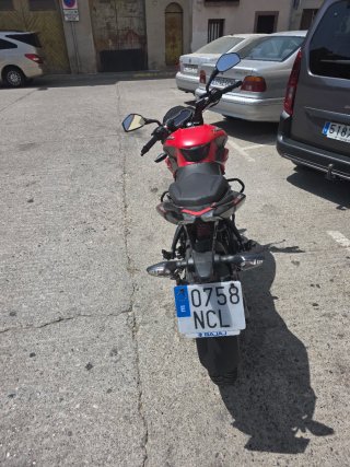 Moto Bajaj Pulsar NS125 Roja y Negra