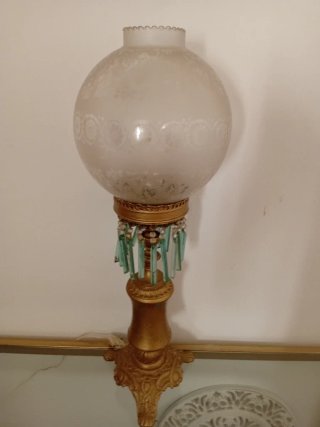 Lámpara de mesa dorada con cristal