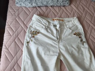 Pantalón desigual blanco con motivos etnicos