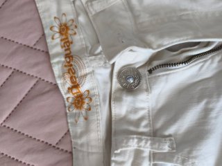 Pantalón desigual blanco con motivos etnicos