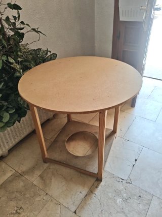 Mesa camilla redonda de madera y tapa de cristal.