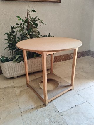 Mesa camilla redonda de madera y tapa de cristal.