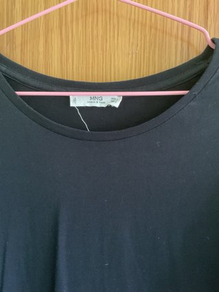 Camiseta negra Mango mangas estampadas