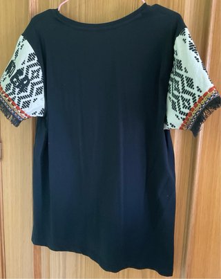 Camiseta negra Mango mangas estampadas